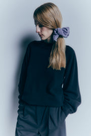 Blue Velvet scrunchie z jedwabnego weluru z ręcznie przyszytym logo