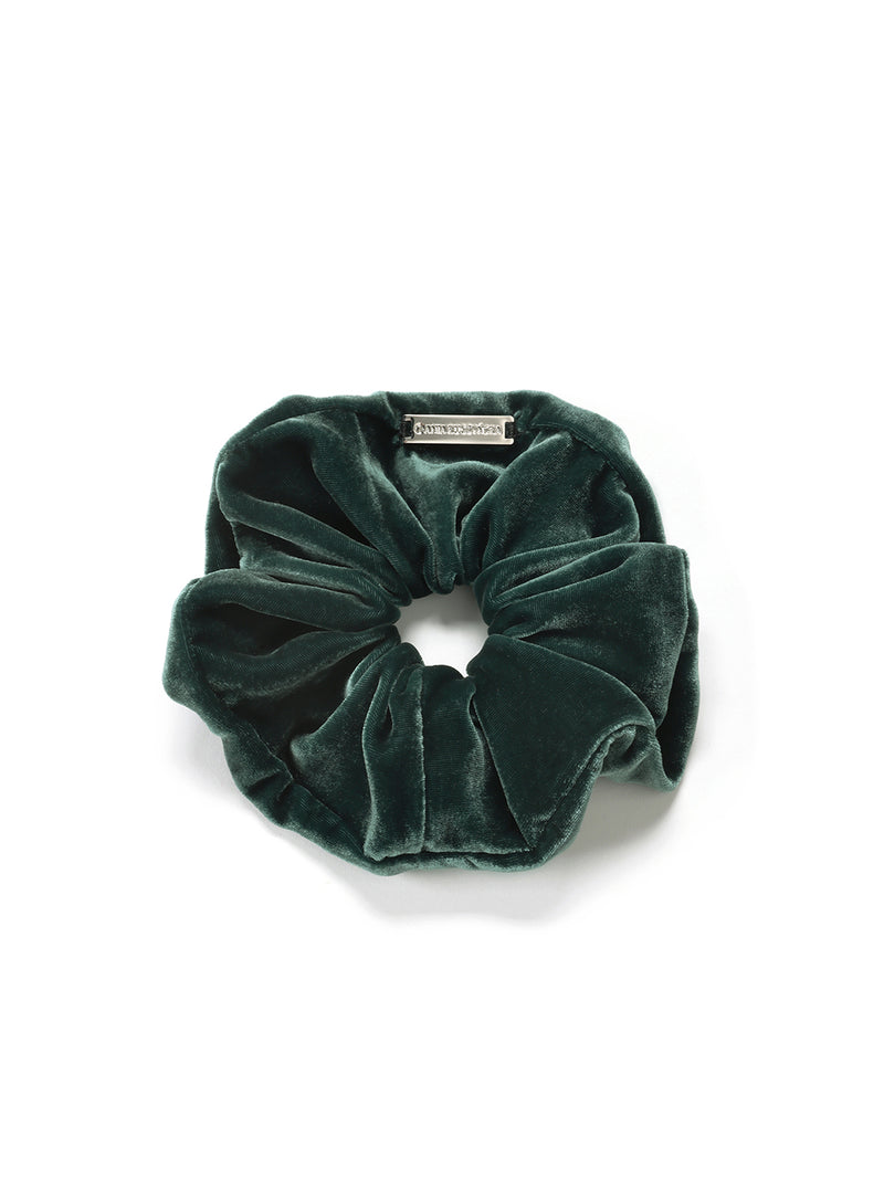 Emerald scrunchie made of silk velour with a hand-stitched logo