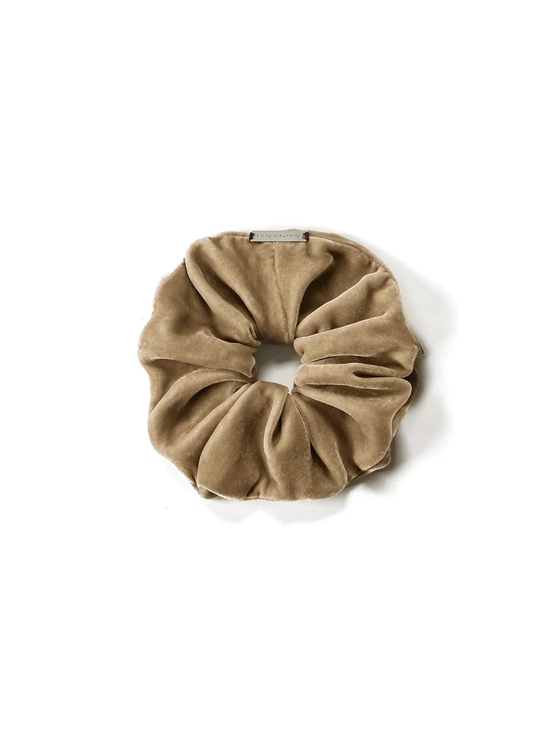 Sabbia Dorata scrunchie made of silk velvet with a hand-stitched logo
